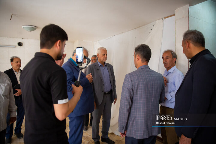 بازدید شهردار اصفهان از مناطق آسیب‌دیده جنگ رمضان در محله همت‌آباد