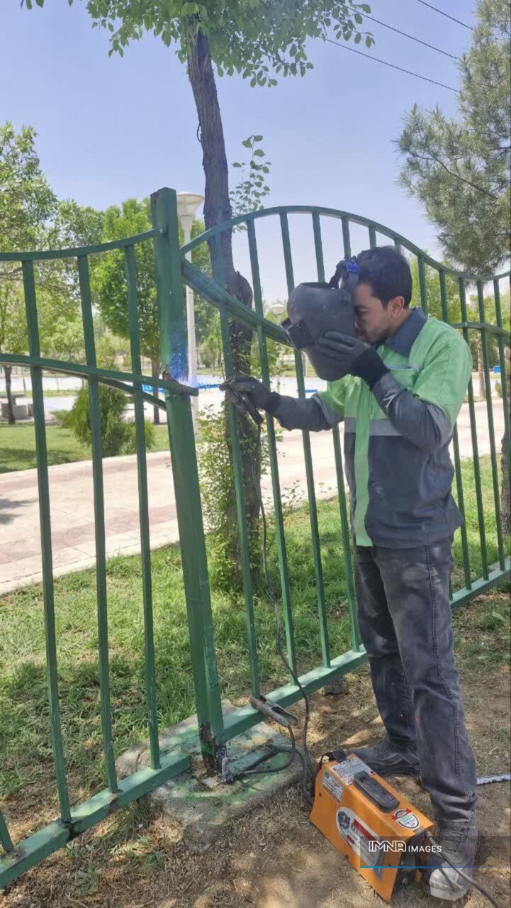 ایمن‌سازی معابر منطقه ۱۲ اصفهان؛ از نصب نرده‌های ایمنی تا گلمیخ‌های طرح چدن