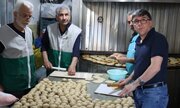 توزیع روزانه ۱۲۰۰ فطیر برای رزمندگان و مردم در اجتماعات مردمی ماهدشت