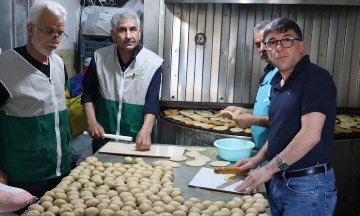 توزیع روزانه ۱۲۰۰ فطیر برای رزمندگان و مردم در اجتماعات مردمی ماهدشت