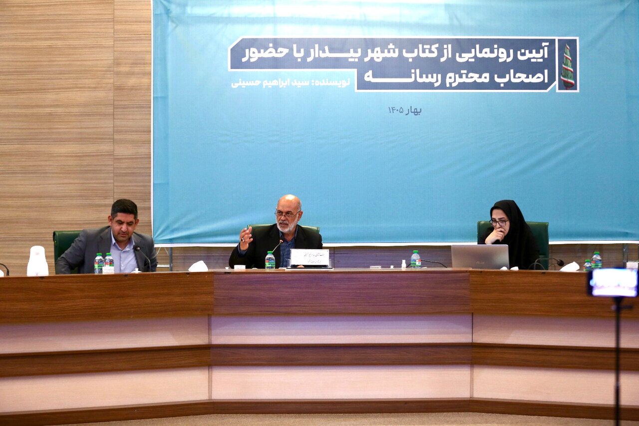 یا شیراز را بیدار میکنیم یا در خاموشی میمانیم