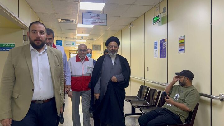 عیادت سرپرست حجاج ایرانی از زائران بستری در بیمارستان مدینه