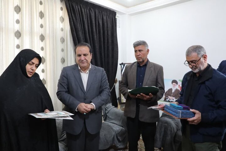 شجاعت و استقامت خانواده‌ شهدا رمز اصلی پیروزی انقلاب اسلامی است