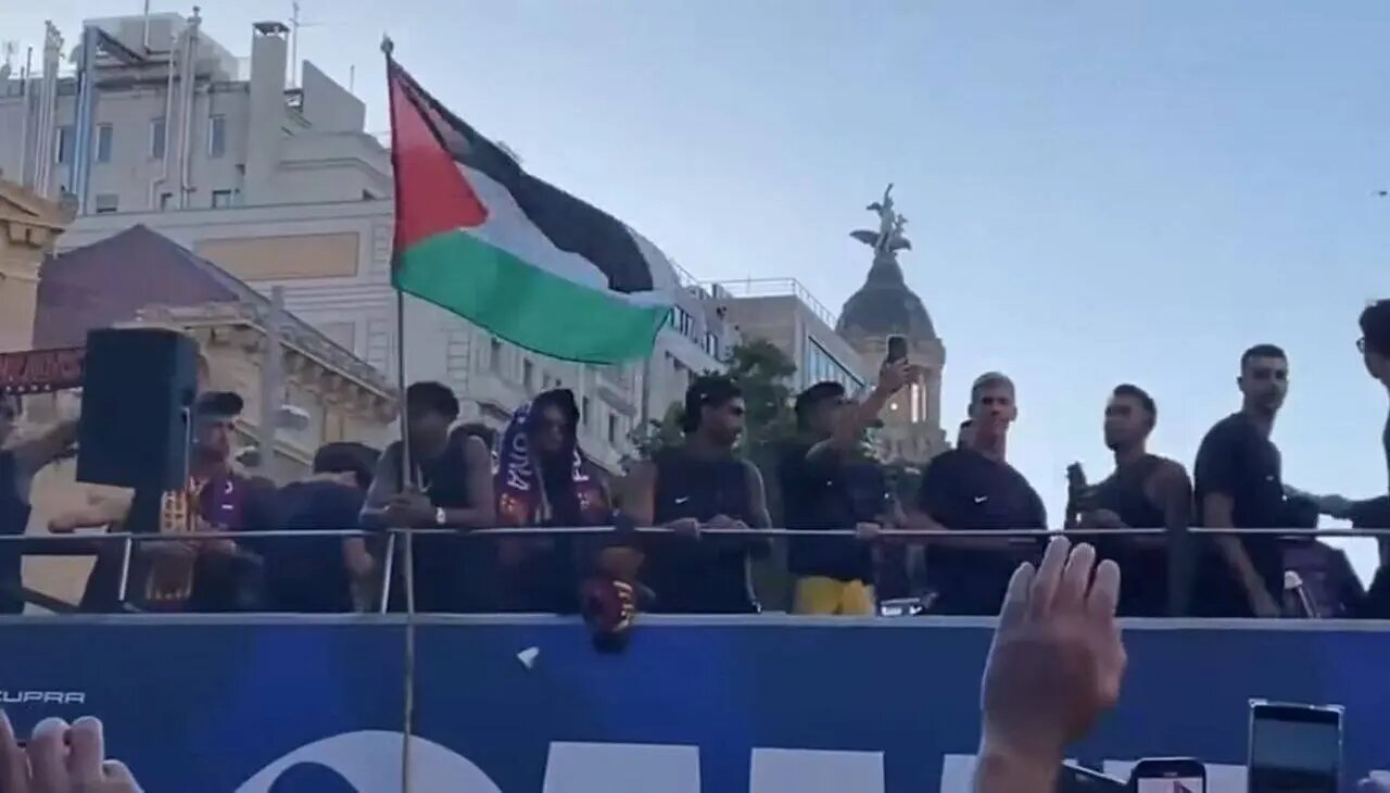 یامال پرچم فلسطین را در جشن قهرمانی بارسا به دست گرفت + عکس