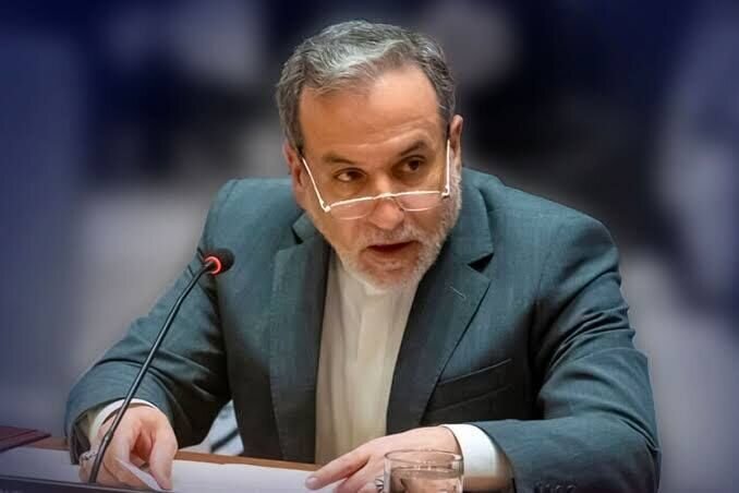 Iranians to never bow to any pressure or threat: FM Araghchi