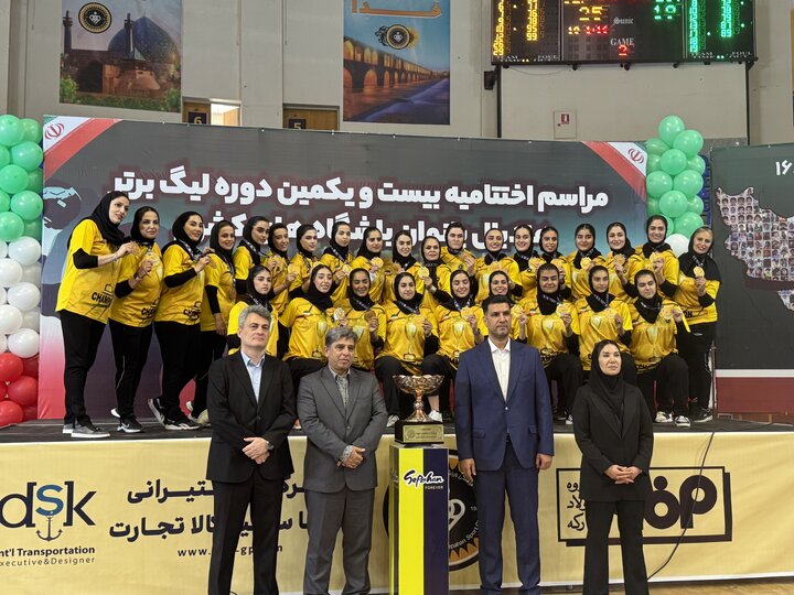 لحظه بالابردن جام قهرمانی بیست‌ویکمین دوره لیگ هندبال بانوان + فیلم