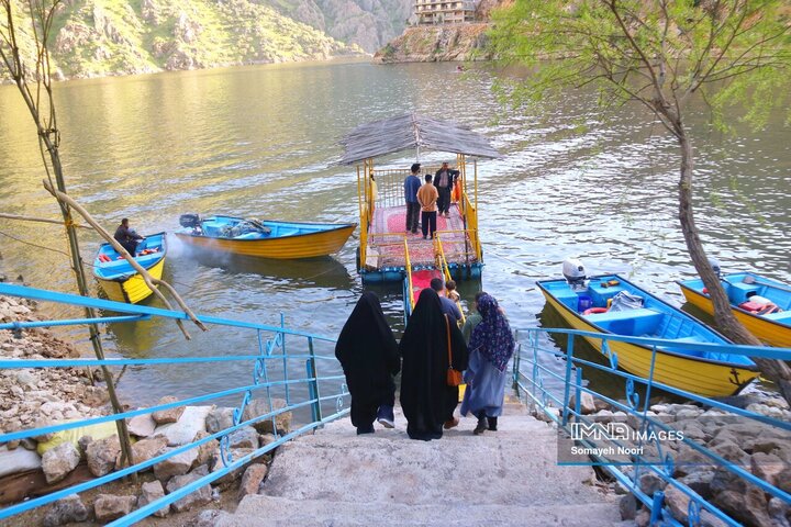 قایقرانی بر پهنه‌ی آبی داریان