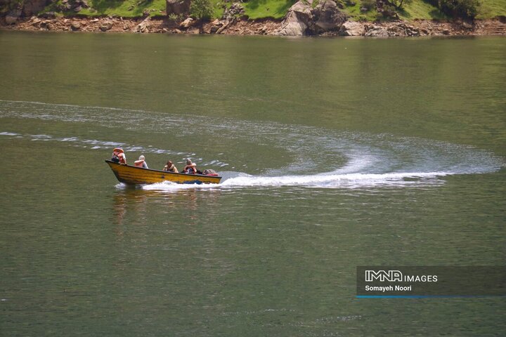 قایقرانی بر پهنه‌ی آبی داریان