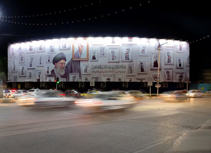 نماد همبستگی مردم روی بزرگ‌ترین بیلبورد کشور در کرمان نقش بست