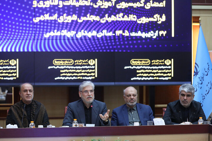 وزیر علوم: دانشگاهها برای پساجنگ آماده میشوند/ تدوین مقررات جدید آموزشی