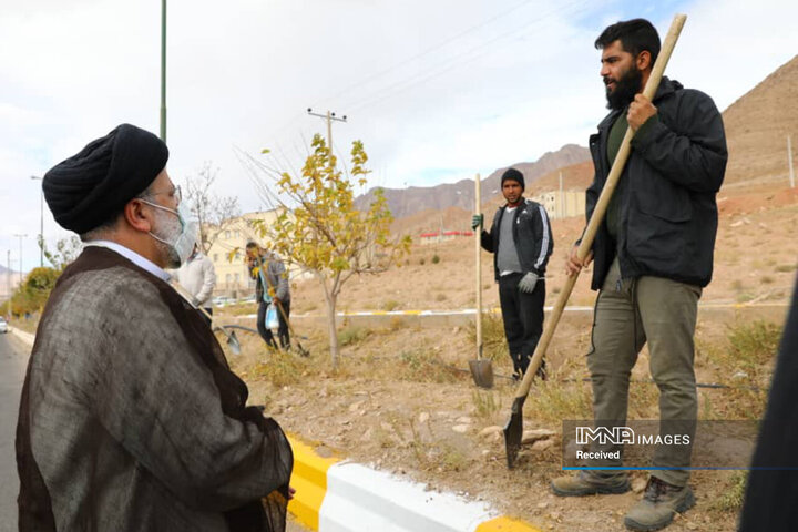 گفتگو رئیس جمهور با کارگران فضای سبز در مسیر مهدیشهر یه سمنان