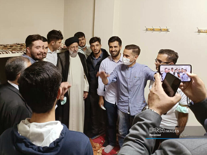 صرف افطار در خوابگاه دانشجویی دانشگاه خوارزمی کرج