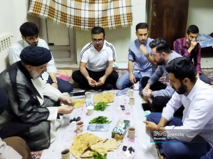 صرف افطار در خوابگاه دانشجویی دانشگاه خوارزمی کرج