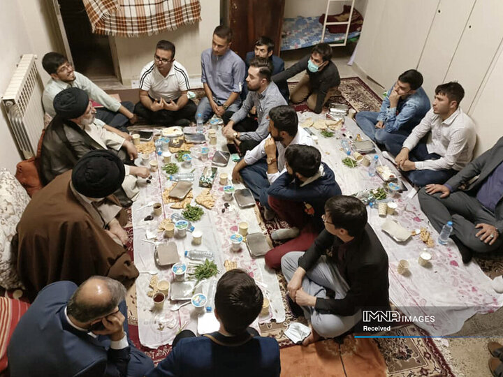صرف افطار در خوابگاه دانشجویی دانشگاه خوارزمی کرج