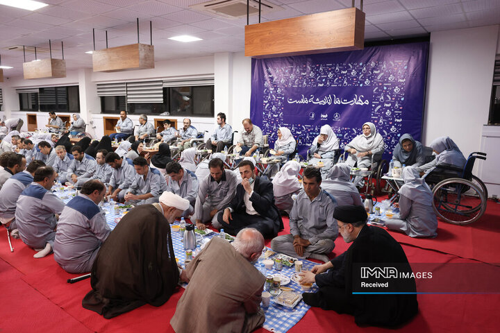 افطار در جمع کارگران کارخانه فیروز