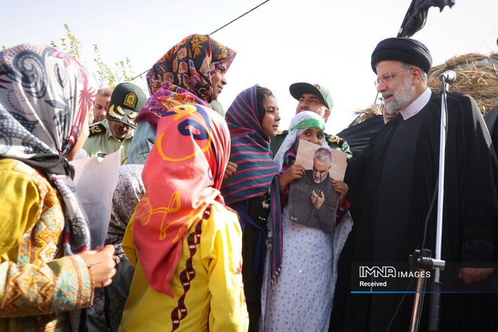 حضور آیت‌الله رئیسی در جمع اهالی روستای تنگ شاه عنبرآباد