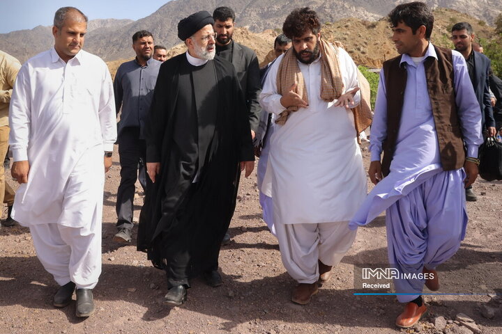 حضور آیت‌الله رئیسی در جمع اهالی روستای تنگ شاه عنبرآباد