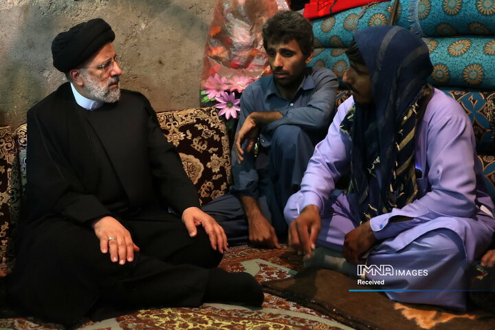 حضور آیت‌الله رئیسی در جمع مردم روستای کروچان جازموریان