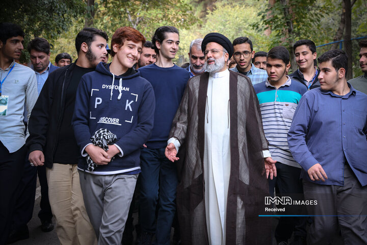 حضور در جمع دانش آموزان شرکت کننده در اردوی «راهیان پیشرفت»