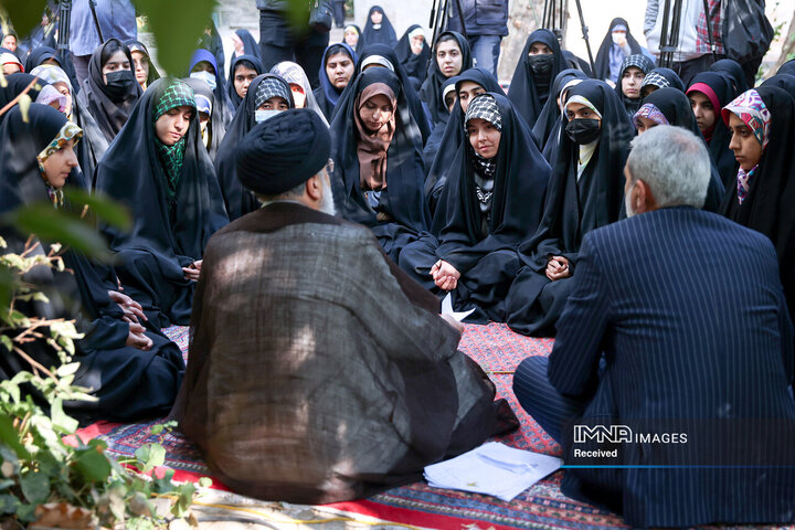 حضور در جمع دانش آموزان شرکت کننده در اردوی «راهیان پیشرفت»