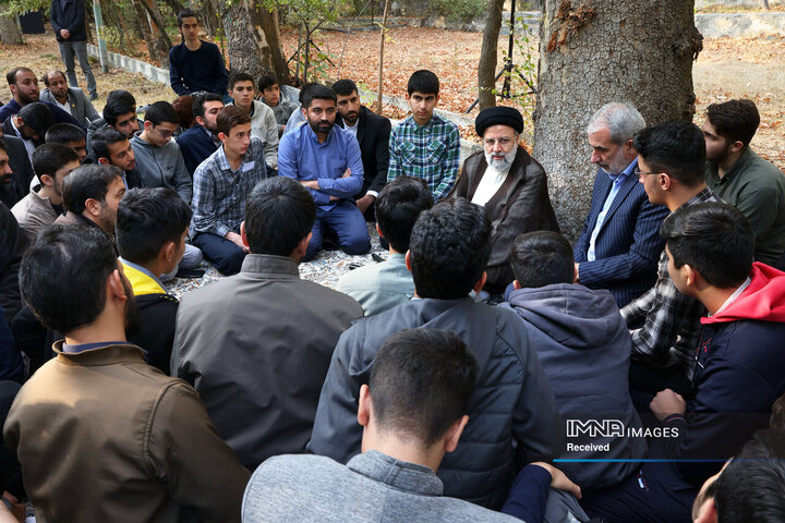 حضور در جمع دانش آموزان شرکت کننده در اردوی «راهیان پیشرفت»