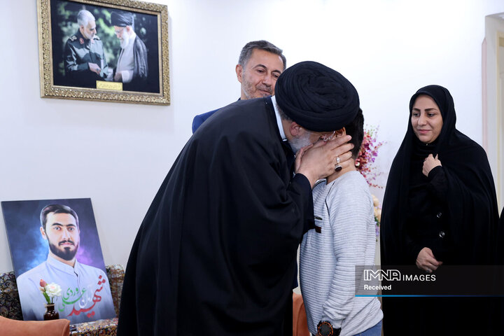 حضور رئیس جمهور در منزل شهید امنیت آرمان علی وردی