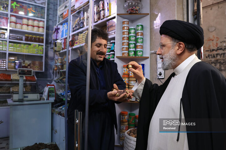 حضور رئیس جمهور در بازار سنندج و گفتگو با مردم و کسبه