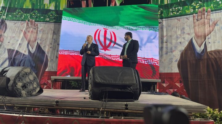 اصفهان سروِ راست‌قامتی است که در برابر تهاجم دشمن ایستاده است