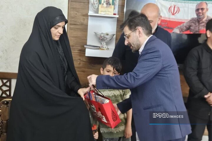 دیدار مدیر منطقه ۱۰ اصفهان با خانواده شهید سیدمصطفی طباطبایی دیدار کرد