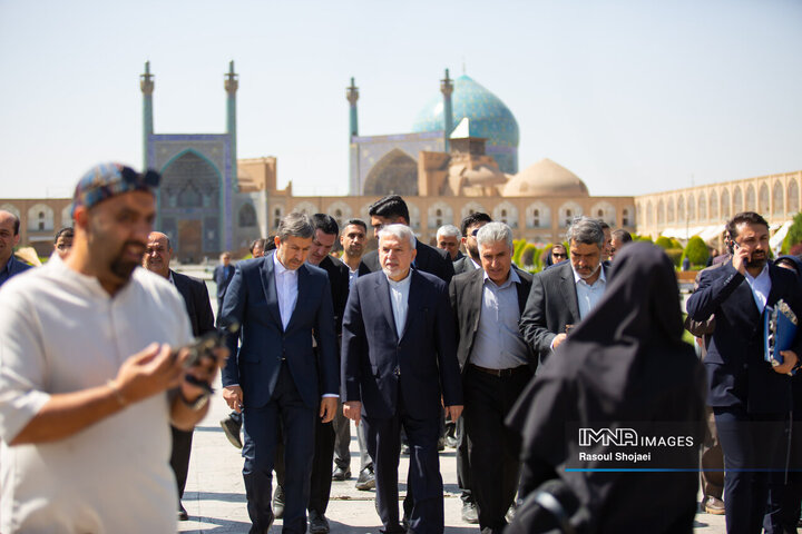 اصفهان، میان مرمت و آوار
