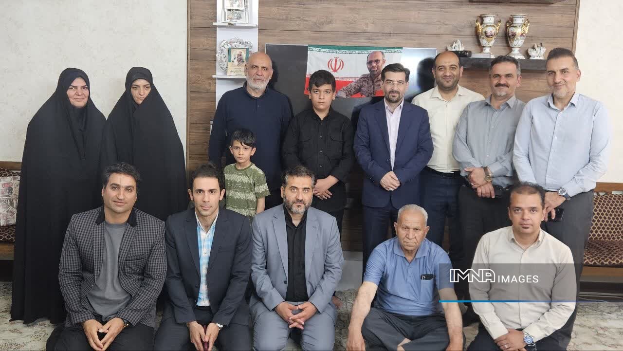 دیدار مدیر منطقه ۱۰ اصفهان با خانواده شهید سیدمصطفی طباطبایی دیدار کرد
