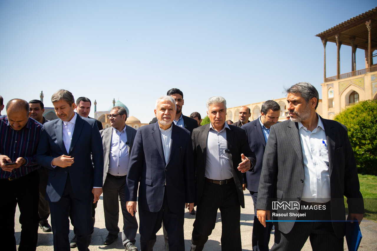 اصفهان، میان مرمت و آور