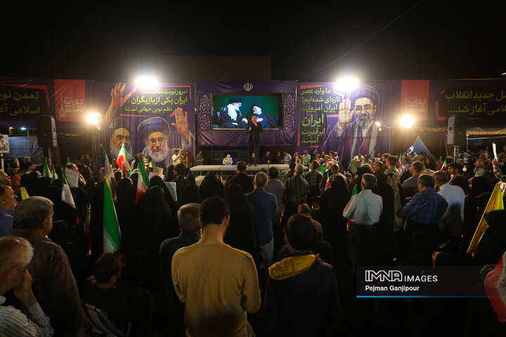 حضور معاون اجرایی دولت شهید رئیسی در هشتادودومین شب حضور مردم اصفهان در خیابان
