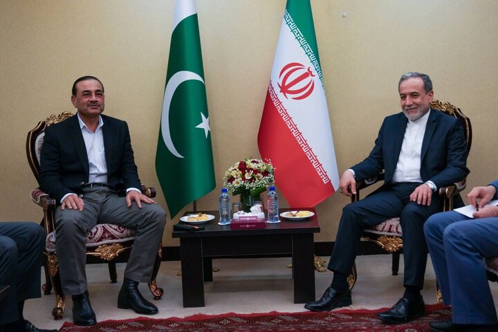 دیدار و گفت‌وگوی فرمانده ارتش پاکستان با عراقچی در تهران