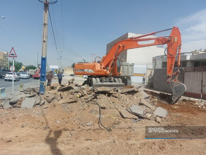 عملیات عمرانی احداث باند کندروی ضلع شمالی خیابان شهید عباسپور در منطقه ۱۳ اصفهان
