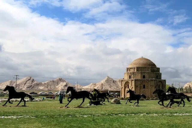 سفر از آتشکده‌ای مبهم تا موزه سنگ‌های باستانی