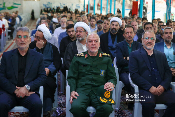 تجدید بیعت فرماندهان و اعضای بسیج ادارات اصفهان با شهدا
