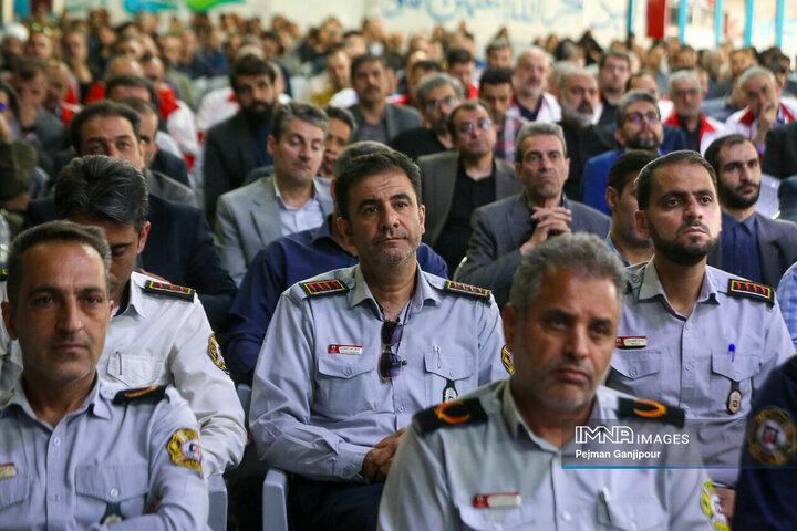 تجدید بیعت فرماندهان و اعضای بسیج ادارات اصفهان با شهدا