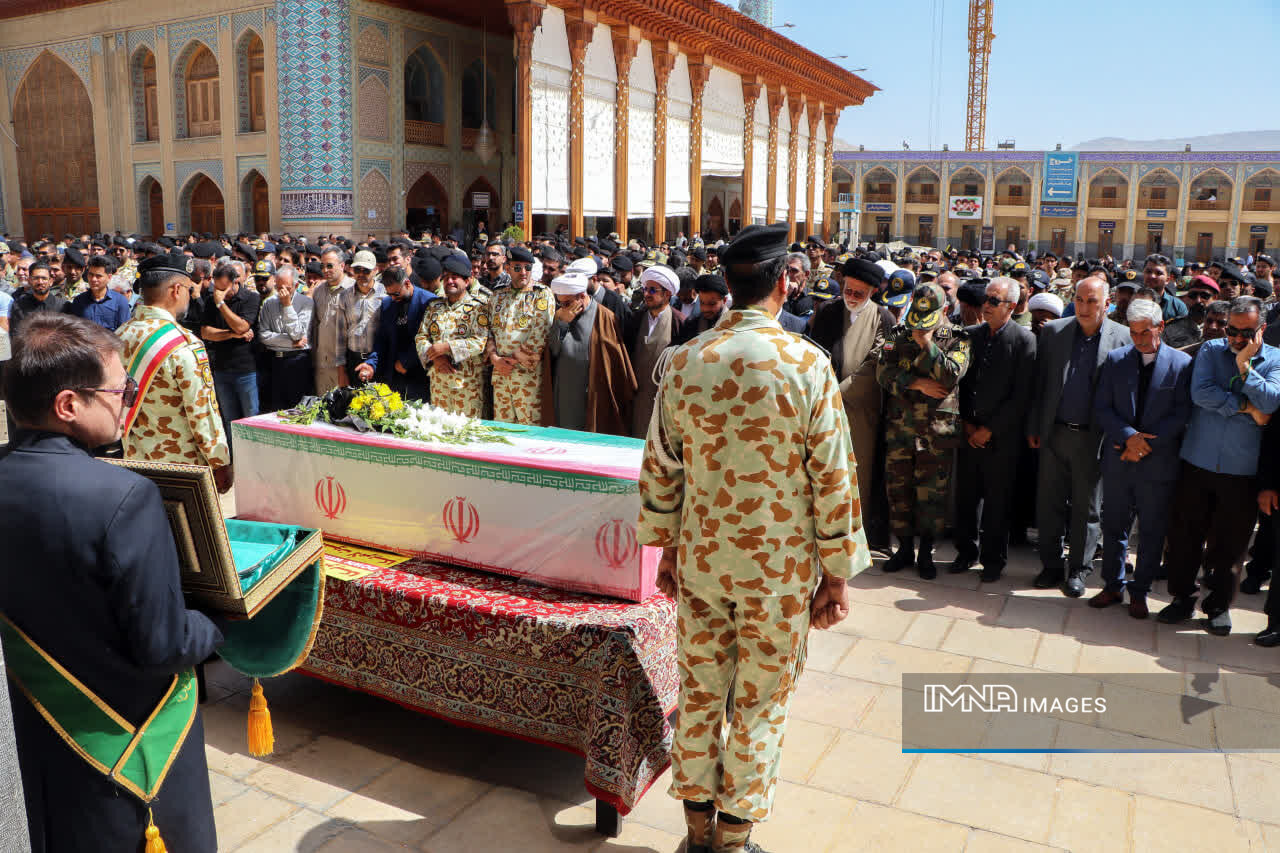 شیراز در سوگ شهید آزادی؛ اشک و اسفند در حرم شاهچراغ (ع)