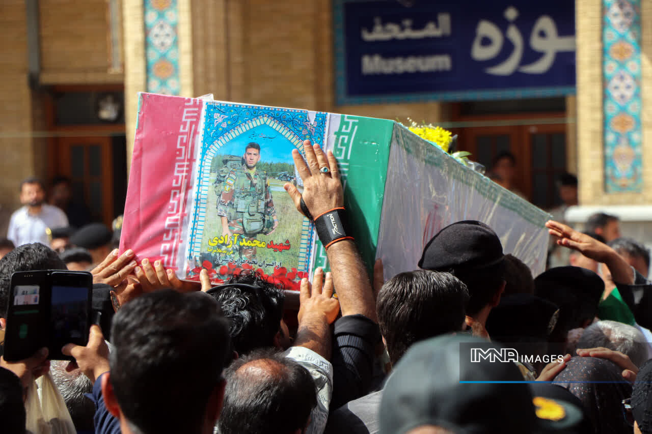 شیراز در سوگ شهید آزادی؛ اشک و اسفند در حرم شاهچراغ (ع)