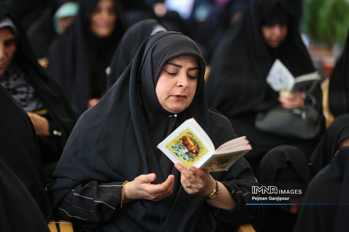 دعای پرفیض عرفه در آرامستان باغ رضوان