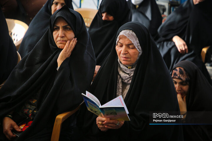 دعای پرفیض عرفه در آرامستان باغ رضوان