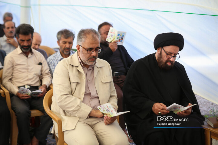 دعای پرفیض عرفه در آرامستان باغ رضوان