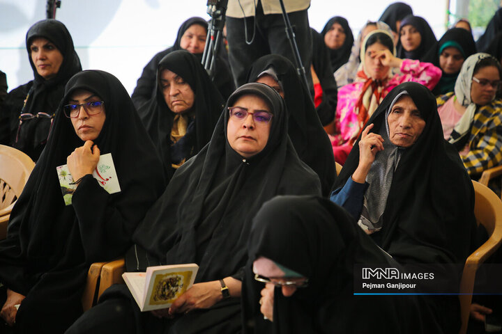 دعای پرفیض عرفه در آرامستان باغ رضوان