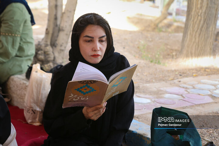 دعای پرفیض عرفه در آرامستان باغ رضوان