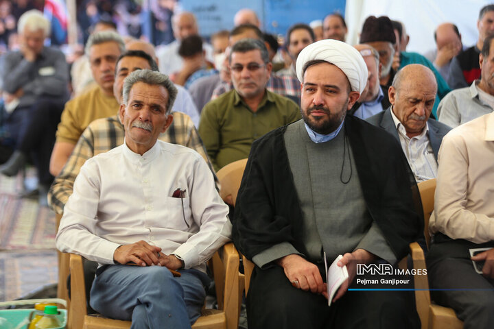 دعای پرفیض عرفه در آرامستان باغ رضوان