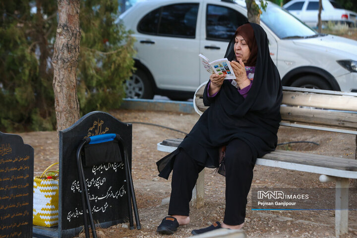 دعای پرفیض عرفه در آرامستان باغ رضوان