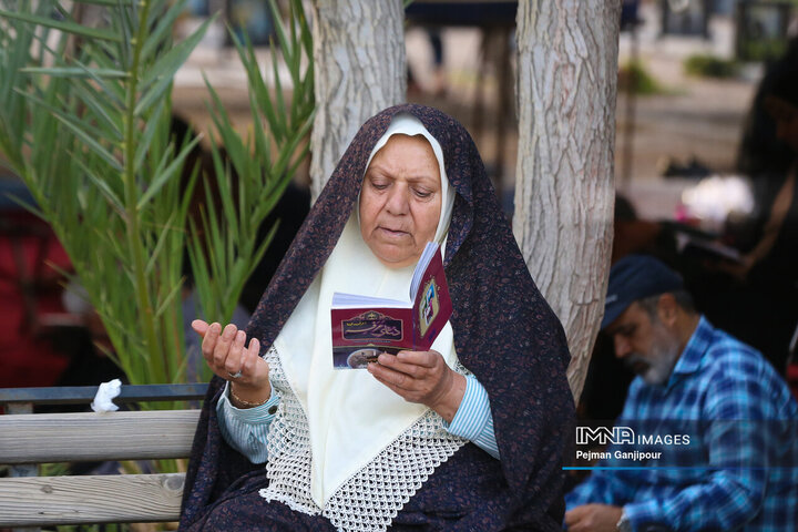 دعای پرفیض عرفه در آرامستان باغ رضوان
