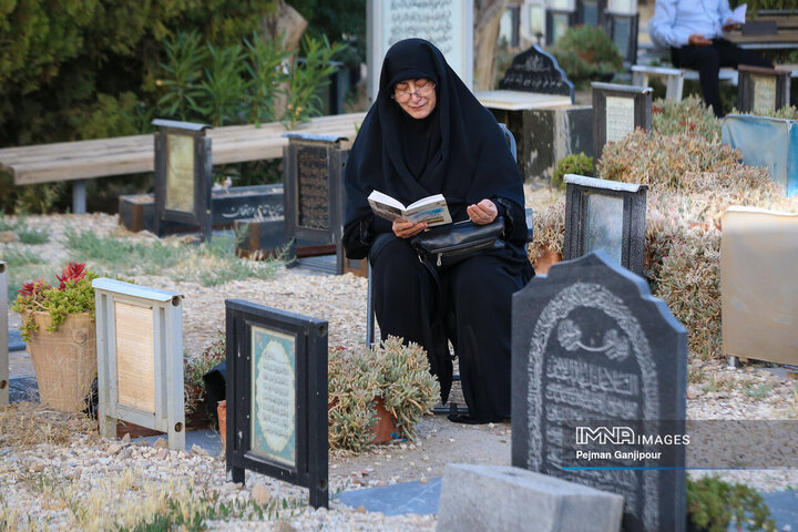 دعای پرفیض عرفه در آرامستان باغ رضوان