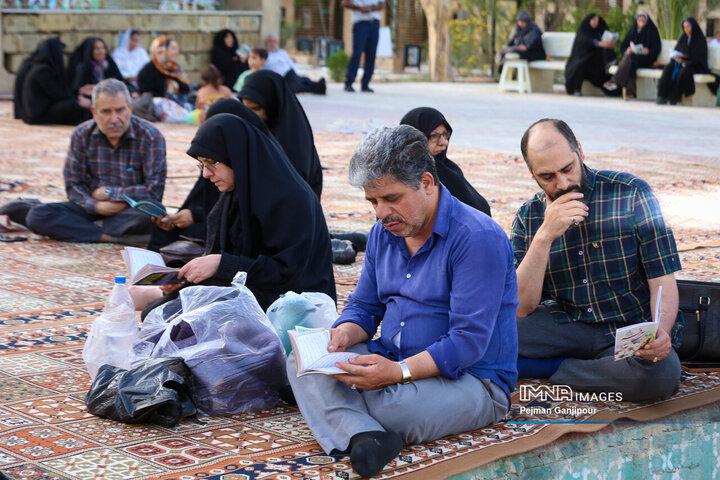 دعای پرفیض عرفه در آرامستان باغ رضوان